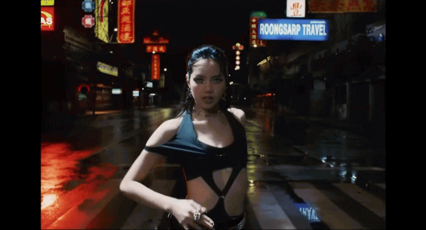 Lisa xuất hiện với outfit cực 