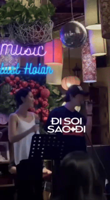 Yoo Yeon Seok đang đi du lịch tại Hội An. Anh còn vui vẻ lên hát song ca vô cùng ăn ý với người bạn gái thân của mình!