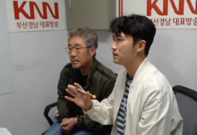 Bình luận viên Lee Kwang Gil (bên trái) gây sốc khi khẳng định Jiyeon đã ly hôn Hwang Jae Gyun trong 1 buổi tường thuật bóng chày mới đây