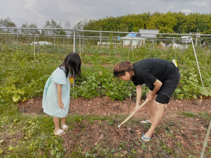 Oanh Yến tự tay chăm sóc cho trang trại của mình