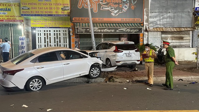 Công an khám nghiệm hiện trường. Ảnh: Người lao động