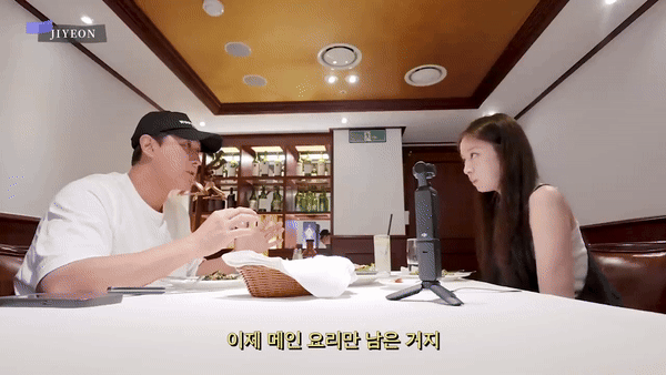 Nhưng phóng viên từ tờ TenAsia khẳng định Jiyeon đã cùng ông xã tận hưởng bữa tiệc sinh nhật lãng mạn hồi đầu tháng này tại nhà hàng nơi lưu giữ những kỷ niệm đẹp của cặp đôi. Em út T-ara còn đăng tải 1 clip về buổi tiệc cùng chồng lên kênh YouTube cá nhân cách đây 3 tuần