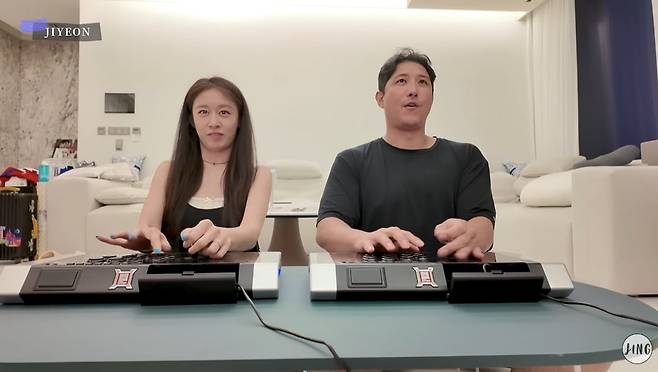 Trong ngày hôm đó, Jiyeon - Hwang Jae Gyun còn trở về nhà chơi game sau khi tận hưởng bữa tối lãng mạn ở nhà hàng