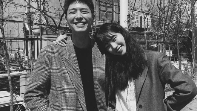 Suzy cùng bạn diễn Park Bogum trên trường quay bộ phim Wonderland năm 2024