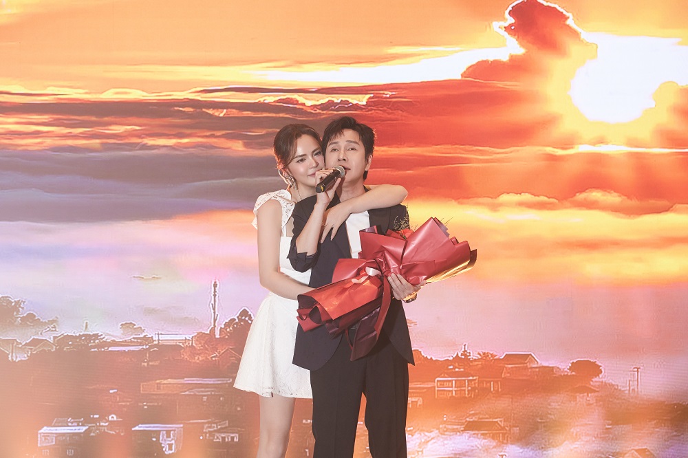 Kể từ đó, nàng fan girl 30 năm Phương Lê cũng tích cực chia sẻ hình ảnh thân mật bên Vũ Luân và không ngại thể hiện tình yêu của mình cho nam NSƯT trước công chúng.