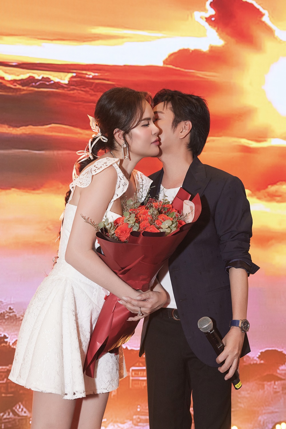 Đặc biệt từ khoảng tháng 4 trở lại đây, cặp đôi liên tục phát 