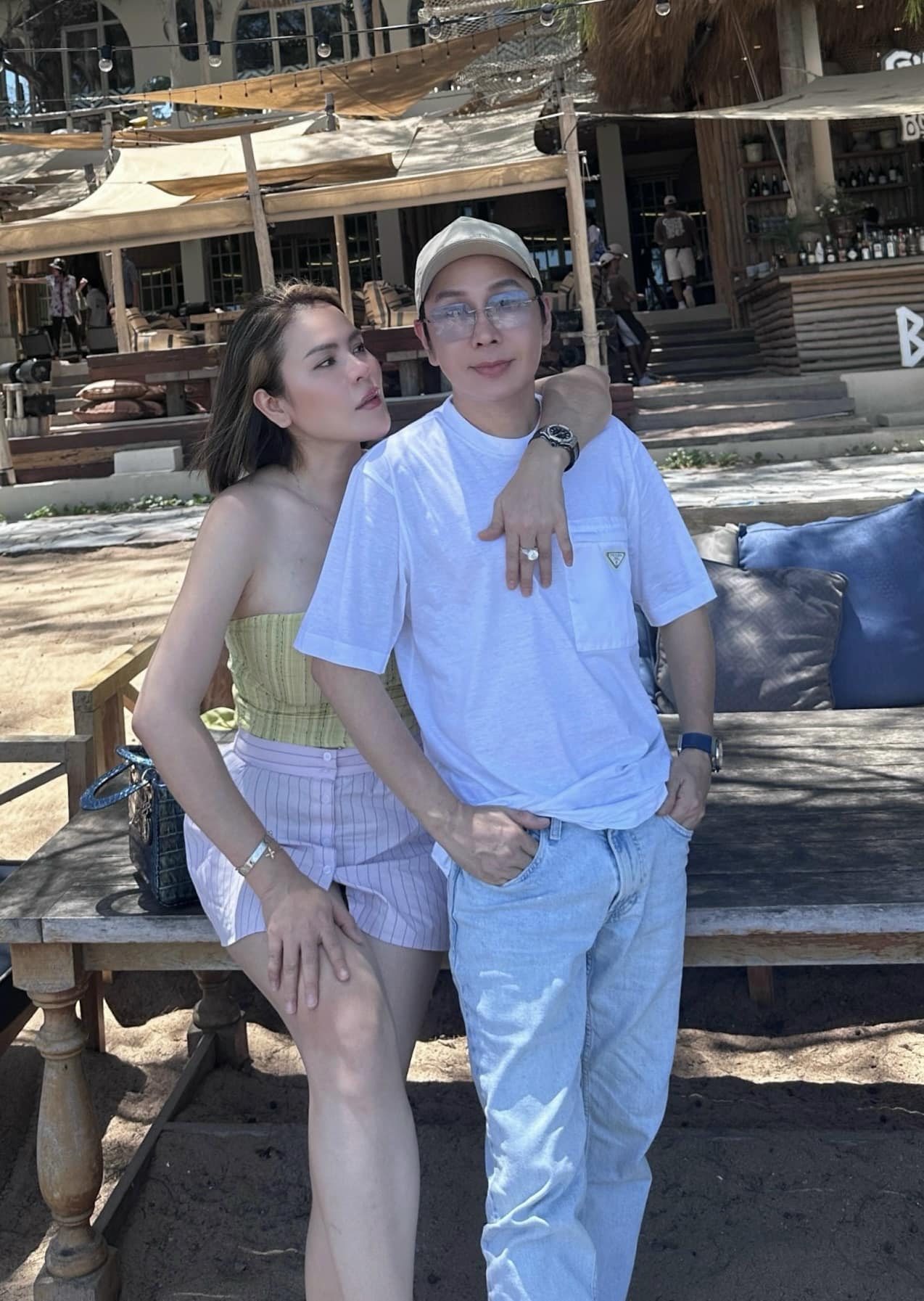 Nam NSƯT cũng tiết lộ, dù yêu nàng hậu đã qua một lần đò và có 3 con riêng nhưng mẹ anh không phản đối. Bà chỉ muốn con trai gặp được ý trung nhân thực sự yêu thương con mình.