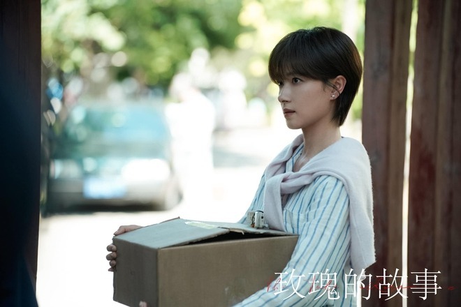 Vạn Thiến có diễn xuất ấn tượng trong phim Câu Chuyện Hoa Hồng. Trước đó, sự nghiệp của nữ diễn viên này lận đận vì từ chối thực hiện 