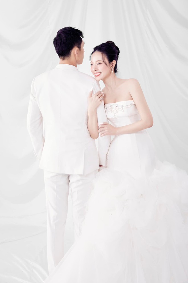 Cặp đôi chọn màu trắng chủ đạo, đúng với chủ đề 