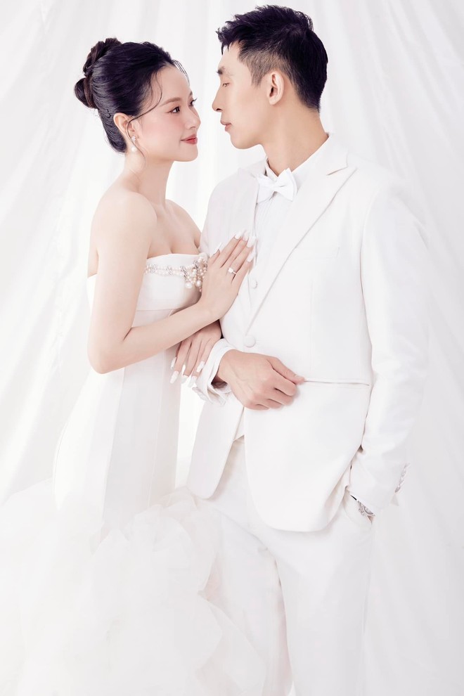 Chú rể Minh Đạt cười rói, trao cho vợ ánh mắt tình cảm và cử chỉ ngọt ngào 