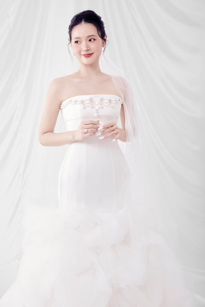 Midu diện váy cưới đơn giản cũng đủ toát ra sự rạng ngời, hạnh phúc của cô dâu mới