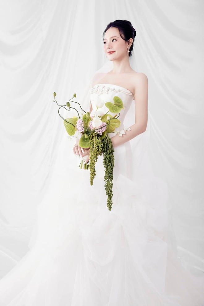 Midu diện chiếc váy cưới 