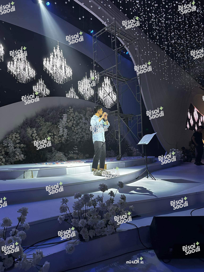 Thiếu gia Minh Đạt xuất hiện giản dị, anh đang tổng duyệt cho tiết mục thổi sáo vào tối nay