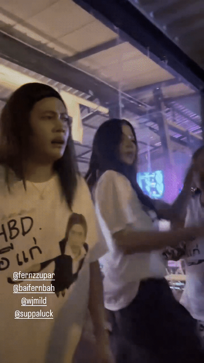 Bất chấp việc không có Nine, Baifern trông rất vui vẻ và tươi tắn tại bữa tiệc