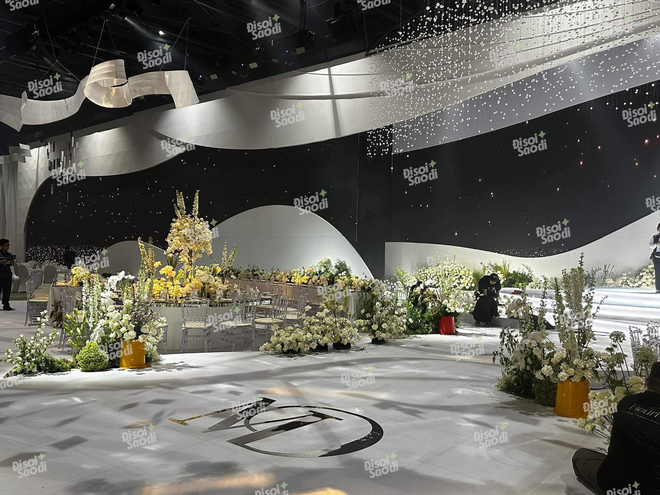 Lối đi vào lễ đường của cặp đôi cũng được in chữ MD - ký hiệu tình yêu của Mỹ Dung (Midu) và Minh Đạt