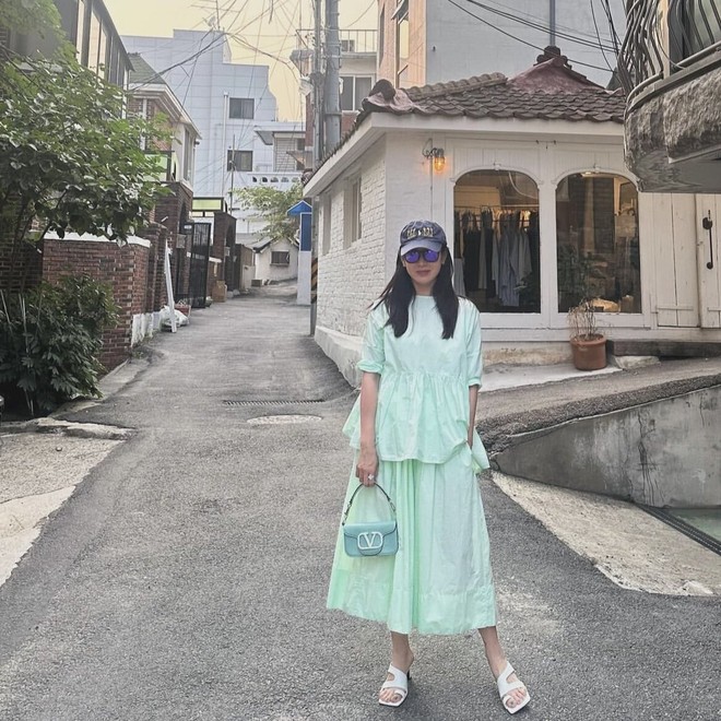 Hyun Bin tháp tùng Son Ye Jin đi mua sắm gần đây. Nam diễn viên quyền lực còn trổ tài phó nháy giúp vợ yêu chụp lại khoảnh khắc sống ảo bên ngoài cửa hàng