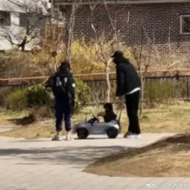 Son Ye Jin - Hyun Bin đưa quý tử hơn 1 tuổi ra ngoài chơi. Hình ảnh ông bố tài tử đẩy xe ô tô điện cho con trai đã được chia sẻ rần rần