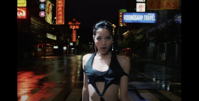 Lisa gây tranh cãi với lyrics được cho là vô nghĩa