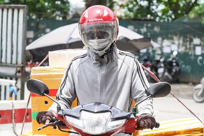 Những tài xế chở hàng cũng mặc kỹ áo chống nắng, trùm kín mít từ đầu đến chân để làm việc giữa tiết trời nắng oi ả .