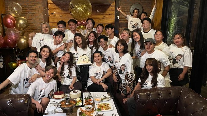 Baifern cùng bạn bè, nhân viên tham dự bữa tiệc sinh nhật người quản lý cô coi như chị gái