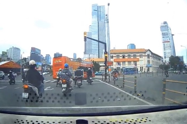 Xe buýt vượt đèn đỏ.