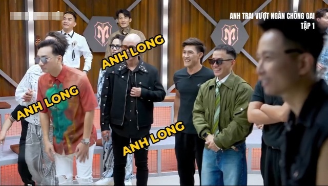 ... các anh trai đều đứng dậy chào thể hiện sự kính trọng