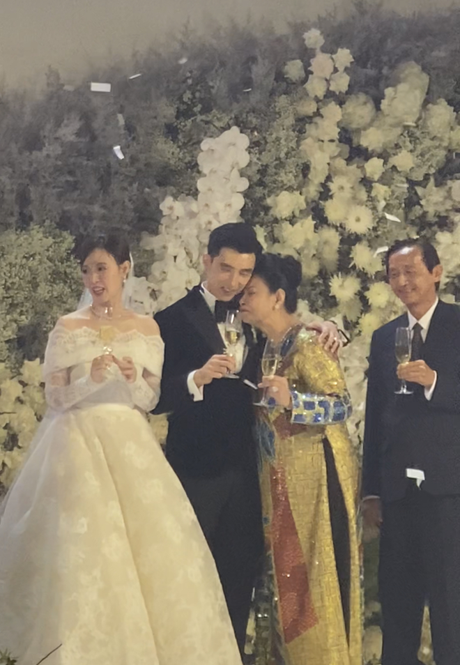 Mẹ thiếu gia Minh Đạt thoải mái hôn con trai, hạnh phúc thấy rõ khi ôm con dâu Midu 