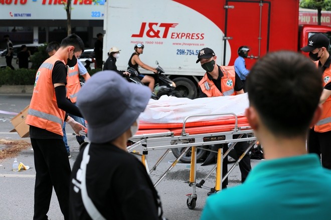 Khoảng 16h00, thi thể nạn nhân được đưa rời khỏi hiện trường