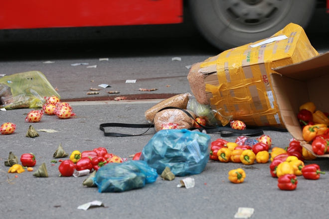 Nhiều loại thực phẩm văng ra khỏi thùng giấy, rơi xuống lòng đường