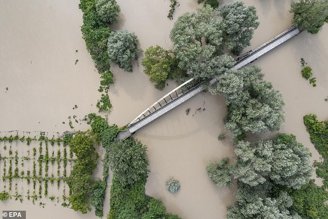 Những hậu quả còn sot lại do mưa lũ gây ra (Ảnh: EAP)