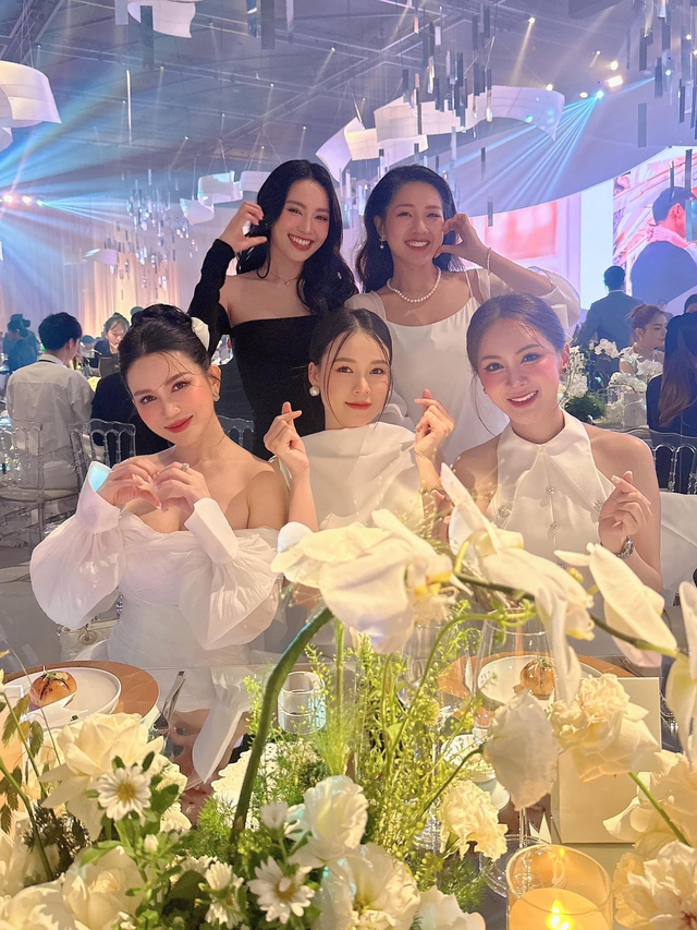 Cô vui vẻ ăn uống, pha trò cùng hội chị em thân thiết tại hôn lễ của Midu
