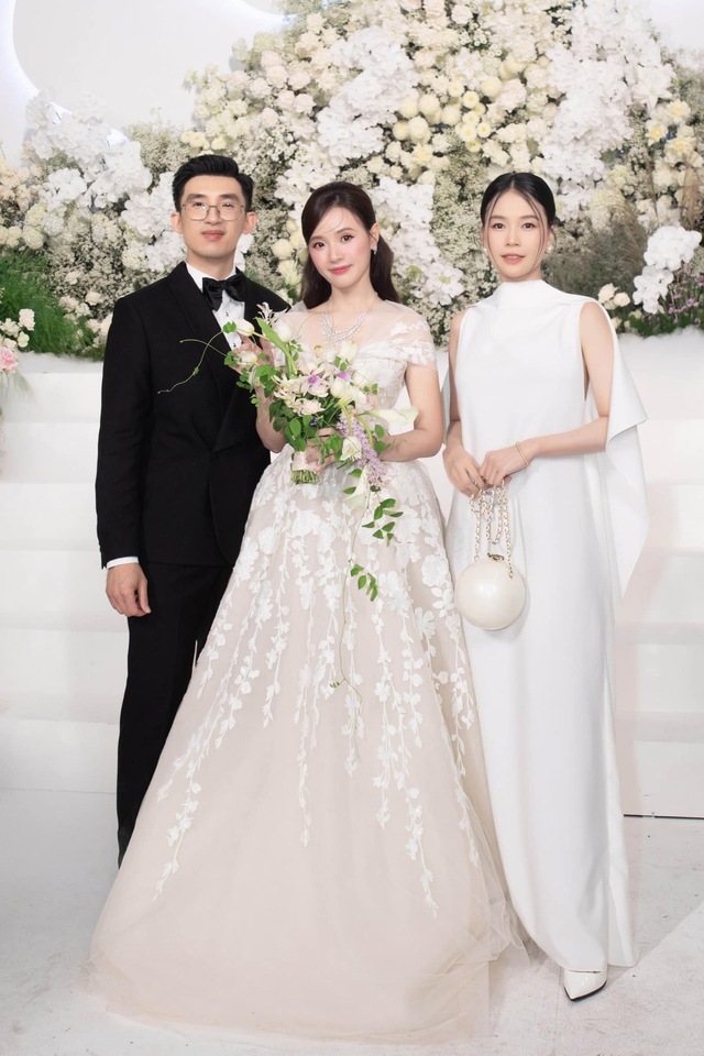 Trên thực tế, Sam chỉ đi dự đám cưới một mình chứ không đưa theo các con