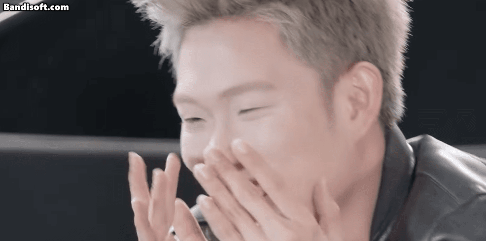 Dương Domic thẹn thùng khi bị tranh giành...