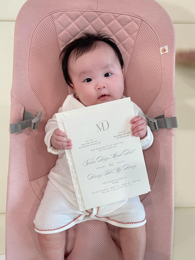 Trước đó, nữ diễn viên cũng khoe nhóc tỳ hào hứng check in cùng thiệp mời của cô dâu Midu