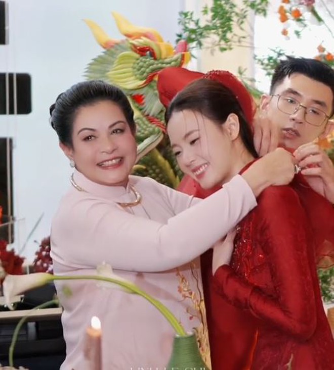 Trước đó, Midu được mẹ chồng ôm, xúc động khi trao hồi môn tại lễ vu quy 