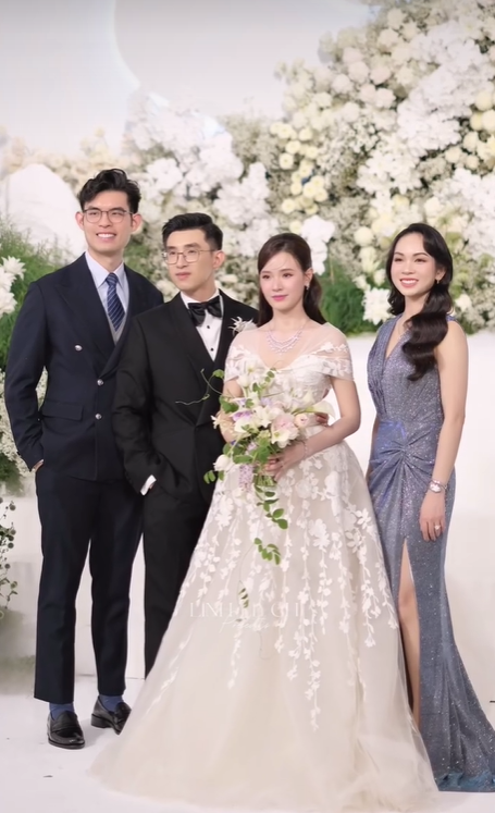 Em dâu của Minh Đạt đứng cạnh Midu, cả hai có những khoảnh khắc mỉm cười vui vẻ nhìn nhau