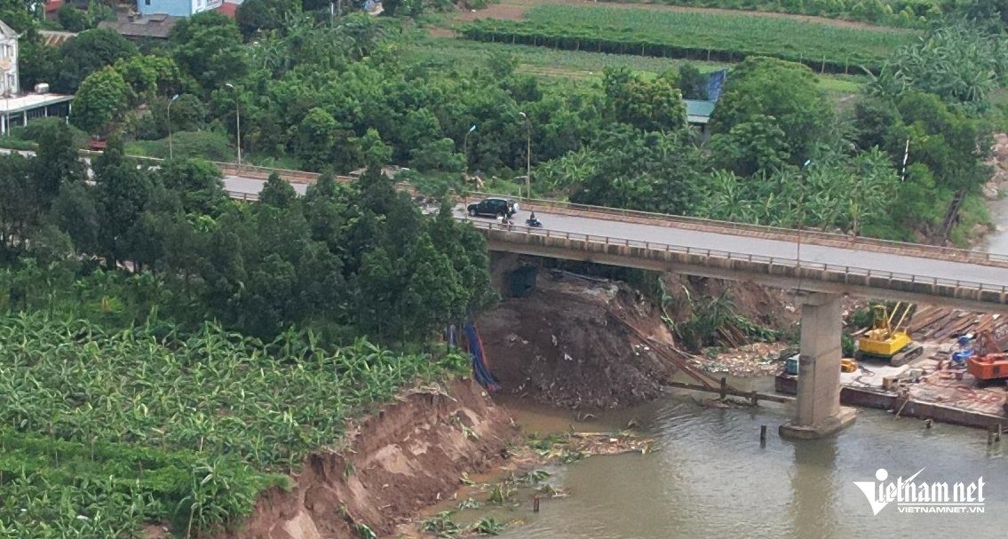 Theo lãnh đạo UBND xã Dân Quyền (huyện Tam Nông): Hiện nay, tình trạng sạt lở nghiêm trọng xảy ra ở khu 13, 14 và đã ăn sâu vào khu vực chân cầu Trung Hà diện tích từ 200m2 đến 300m2. Ảnh: Đức Hoàng