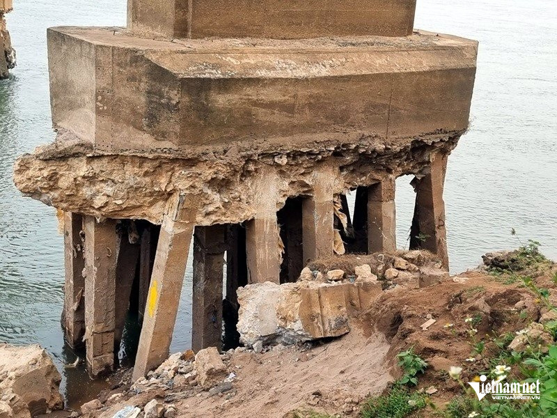 Đầu năm 2024, khu vực xung quanh trụ T11 và T12 đã lộ ra các cọc móng trụ có dấu hiệu bị hư hỏng, tiềm ẩn nguy cơ mất an toàn công trình cầu. Ảnh: Đức Hoàng