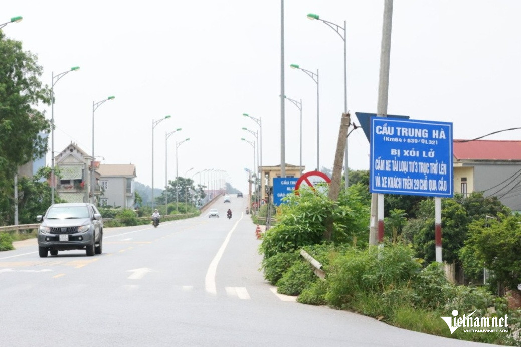 Để đảm bảo an toàn cho cầu Trung Hà, từ đầu năm 2024, Sở GTVT tỉnh Phú Thọ đã cấm các xe khách trên 29 chỗ ngồi và xe tải trên 3 trục đi qua cầu. Ảnh: Đức Hoàng