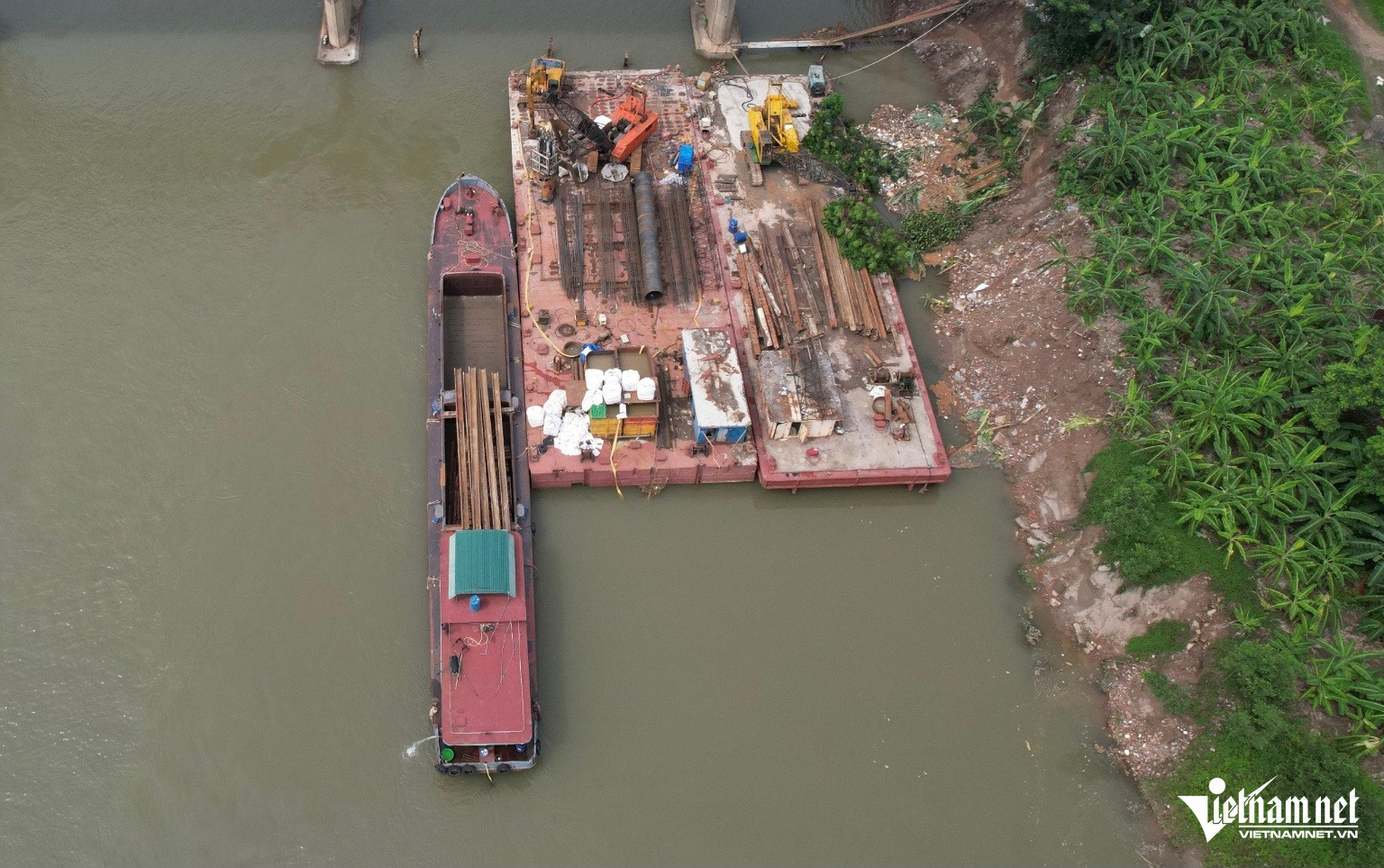 Dự án sửa chữa cầu Trung Hà ( Km64+639 ) QL32, tỉnh Phú Thọ bắt đầu vào ngày 28/5/2024 và có thời gian sửa chữa là 165 ngày. Đại diện nhà thầu thi công cho biết: Hiện tại, đang thực hiện việc sửa chữa, gia cố 2 móng trụ T11 và T12. Trụ T12 đã hoàn thành việc khoan 4/4 cọc và tiếp tục khoan 4 cọc của trụ T11 (đã khoan được 1/4 cọc). Trong một tháng tới sẽ hoàn thành việc gia cố trụ T11, T12 dưới nước.Ảnh: Đức Hoàng