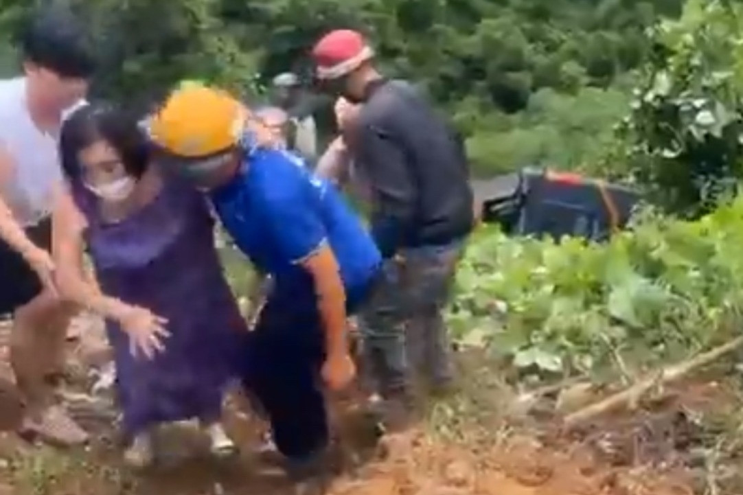 Đưa các nạn nhân lên khỏi vực. Ảnh: Người dân cung cấp