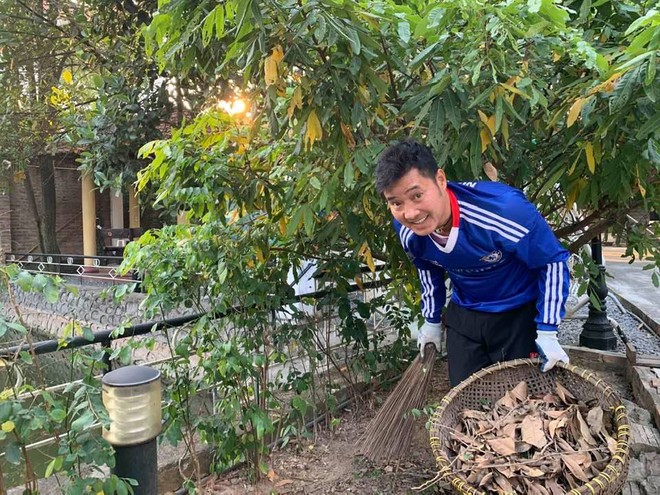 Đi chợ, nấu ăn, làm vườn, đón con đi học,... Hồng Sơn không ngại bất cứ việc gì