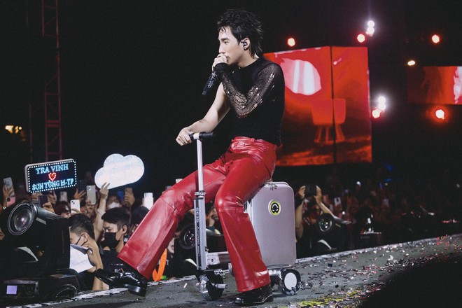 Sơn Tùng mang scooter chứa đầy gấu bông tặng fan lên sân khấu