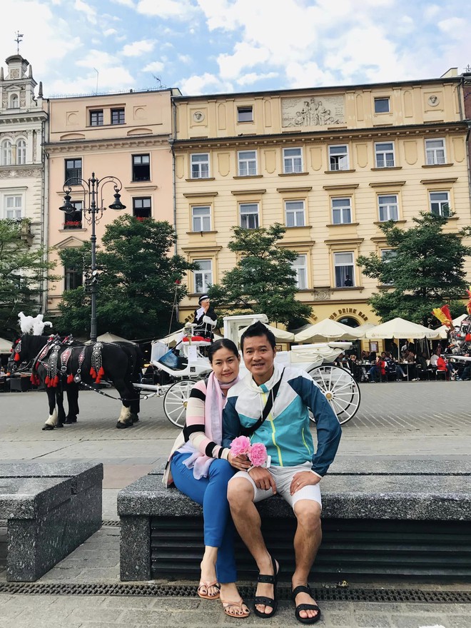 Hơn 20 năm hôn nhân, vợ chồng Hồng Sơn vẫn ngọt ngào như hồi mới yêu