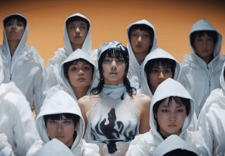 Phân cảnh Lisa quay cùng 100 vũ công