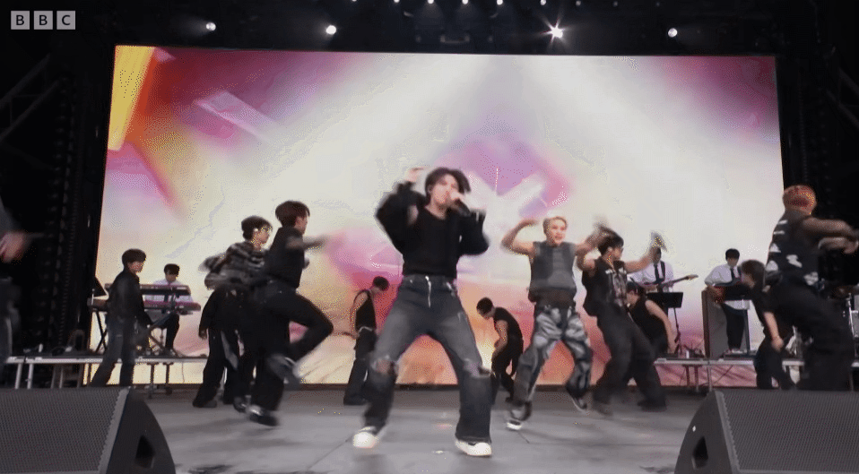 Đám đông bùng nổ trong fanchant, những khoảnh khắc giao lưu trở nên ý nghĩa hơn bao giờ hết khi đây hoàn toàn là những khán giả mới