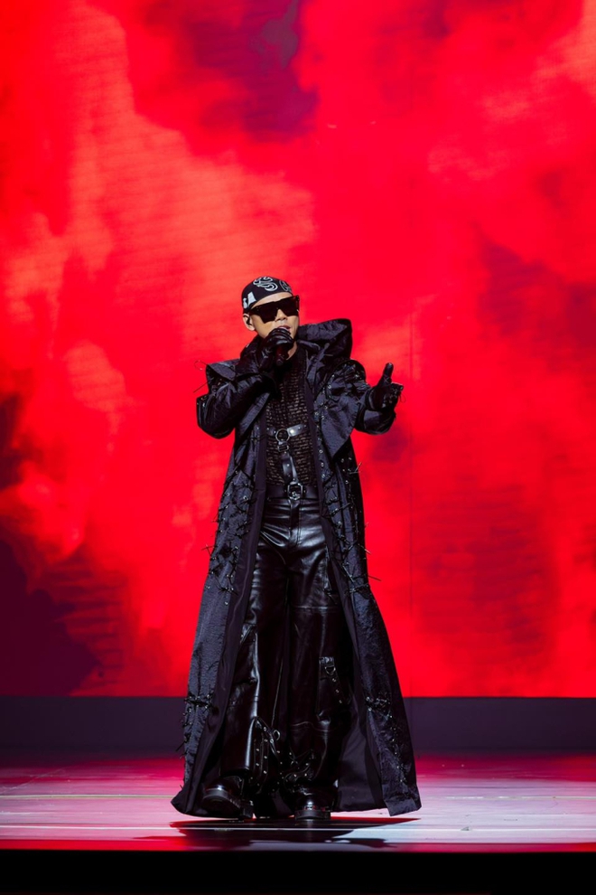 Phan Đinh Tùng tại sân khấu Anh trai vượt ngàn chông gai tập 1, trình diễn bản hit thanh xuân!