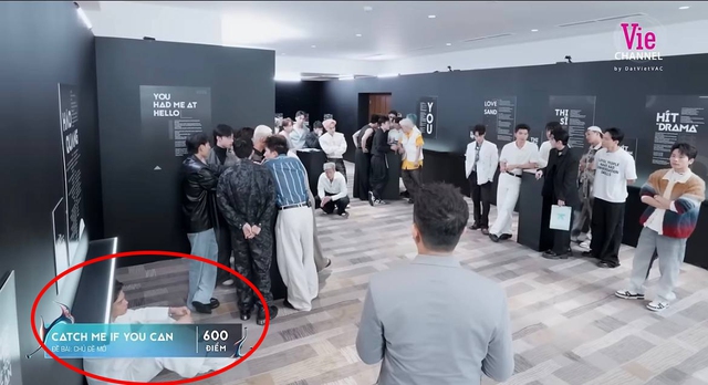 Hình ảnh ngồi bệt xuống đất của Thái Ngân