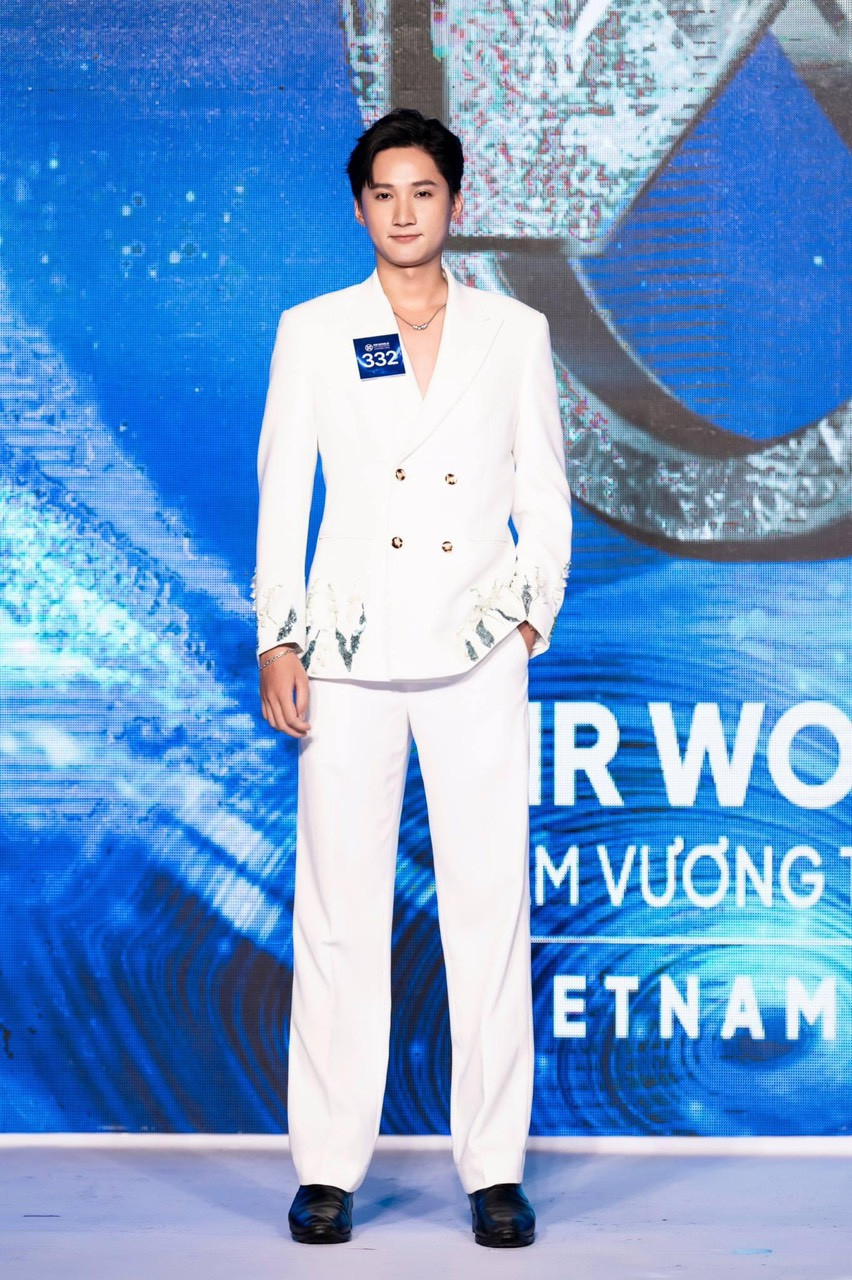 Tâm sự với VietNamNet, 10x cho biết bất ngờ khi được chú ý và xuất hiện trên nhiều trang mạng. “Khi được giám khảo thử thách, tôi bất ngờ và hào hứng vì được làm công việc hàng ngày tại sân khấu nam vương. Được mọi người chú ý, tôi ý thức càng phải nỗ lực hơn nữa để thể hiện tốt nhất”, anh bộc bạch. 