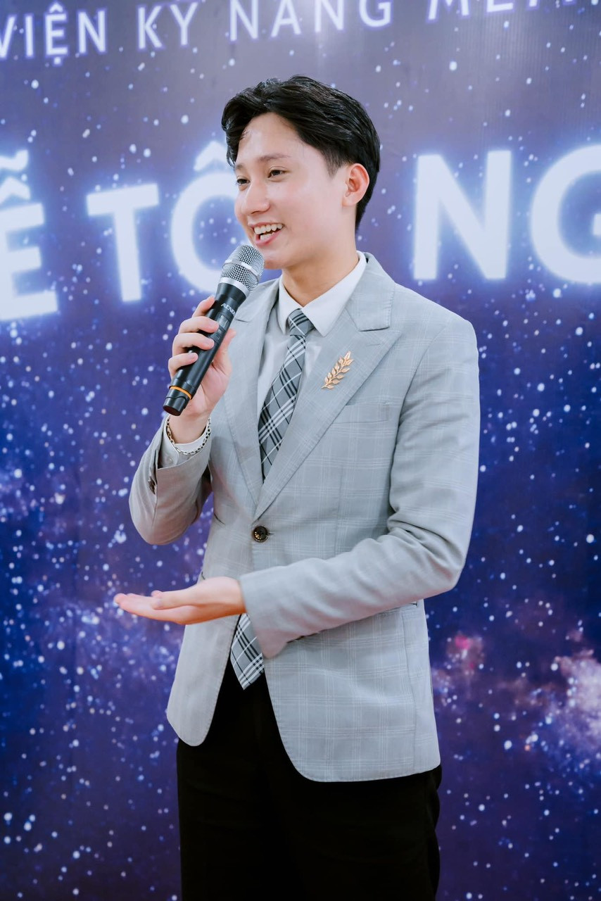 Với phong cách trẻ trung, vui tươi, Tiến Đông dẫn chương trình 